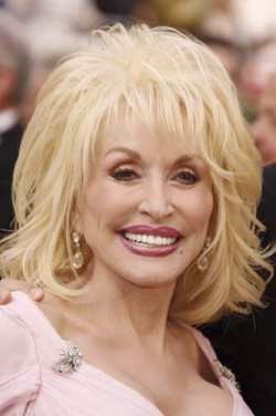 ŠOK Plastična Dolly Parton: Da bi se naličila vstaja sredi noči
