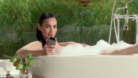 VROČE Milijoni gledali golo Megan Fox v kadi