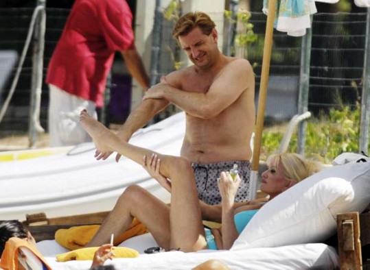 FOTO Zgubana in starikava Ivana Trump z novim žrebcem na plaži