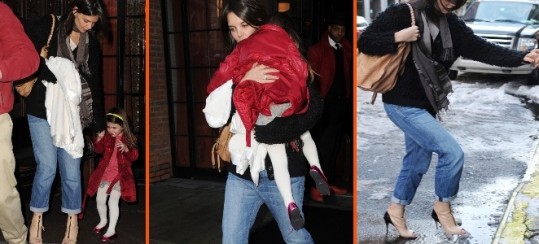 ŠOK Katie Holmes: Sredi zime Suri obula v poletne sandalce