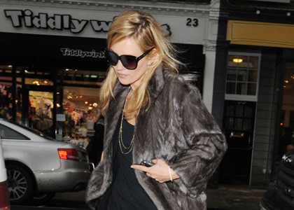 Obupana Kate Moss se je na robu solz sprehajala po Londonu