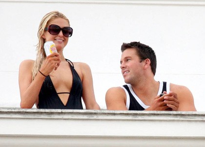 OPS! Paris Hilton sredi Ria razkazovala joške in ritko