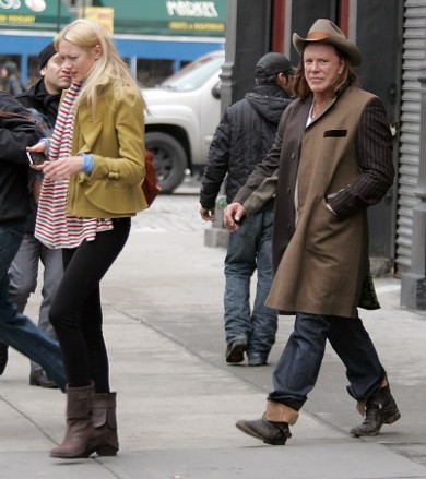 FOTO Mickey Rourke poleg dekleta izgleda kot strašilo