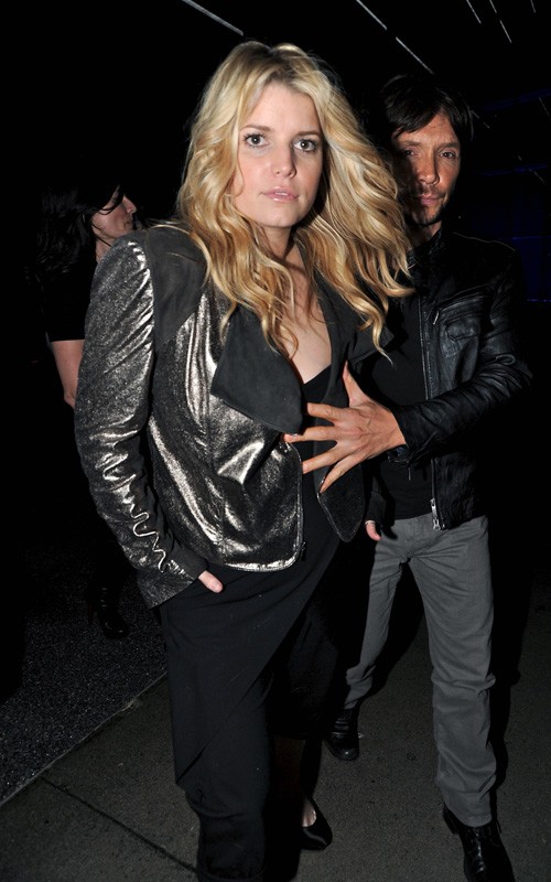 FOTO Jessica Simpson: Stilist jo je zagrabil za joško!