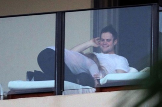 FOTO Hilary Duff: Za diamantni prstan se je zahvalila z oralnim seksom na balkonu