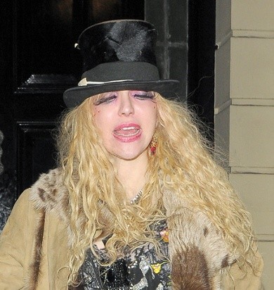 FOTO Courtney Love: Videz klošarke zamenjala za videz klovna