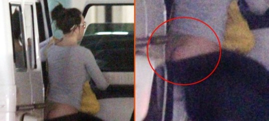 OPS Britney Spears: Naokrog hodi z mastnimi lasmi in na pol slečena