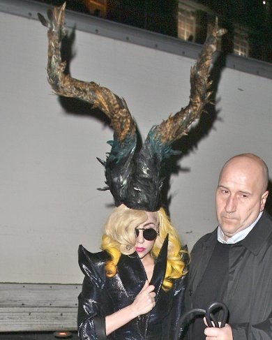 BIZARNO Lady GaGa: Ji je na glavi zraslo drevo?