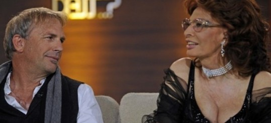 SEKSI Sophia Loren: S svojim bujnim dekoltejem zmedla Kevina Costnerja