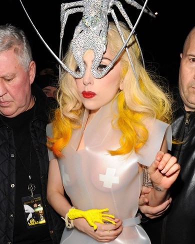 ŠOK Razvratna in razgaljena Lady GaGa komaj hodila