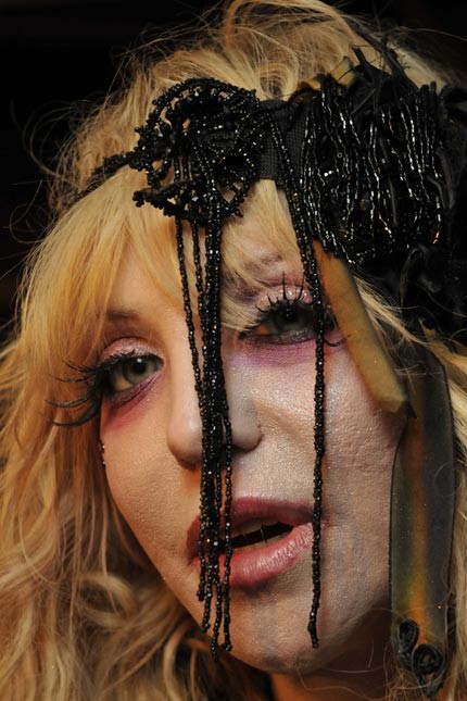 BLJAK Kaj za vraga se dogaja z obrazom Courtney Love?!