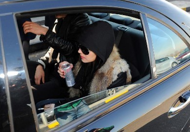 Podivjana Lindsay Lohan napadla paparace