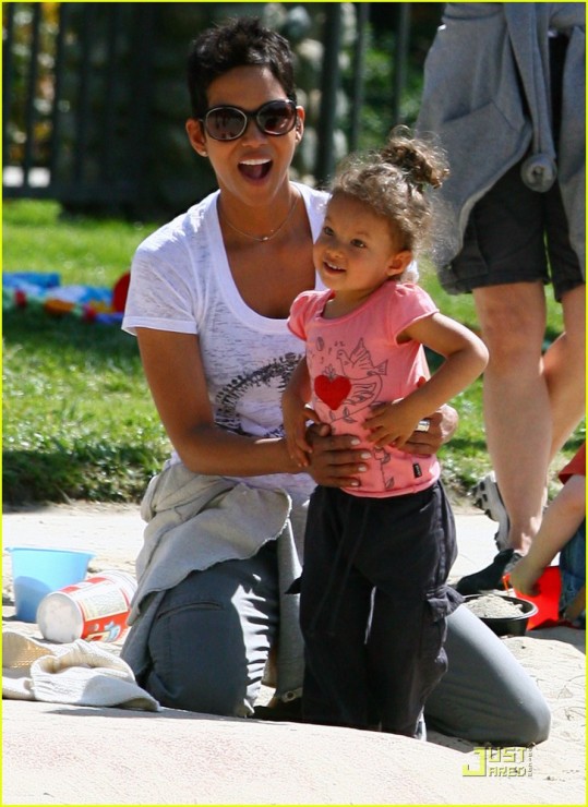 Halle Berry: Ste že videli kaj tako sladkega kot je njena hčerkica?