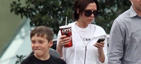 Victoria Beckham: Raje visi na telefonu, kot pa se ukvarja s sinovi