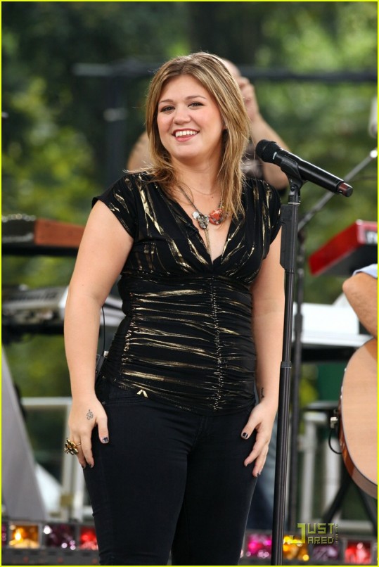 VIDEO Kelly Clarkson se je polulala sredi pesmi