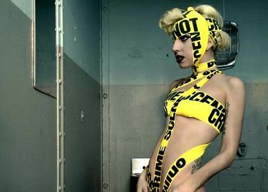 Lady GaGa in Beyonce razgaljeni v novem videospotu