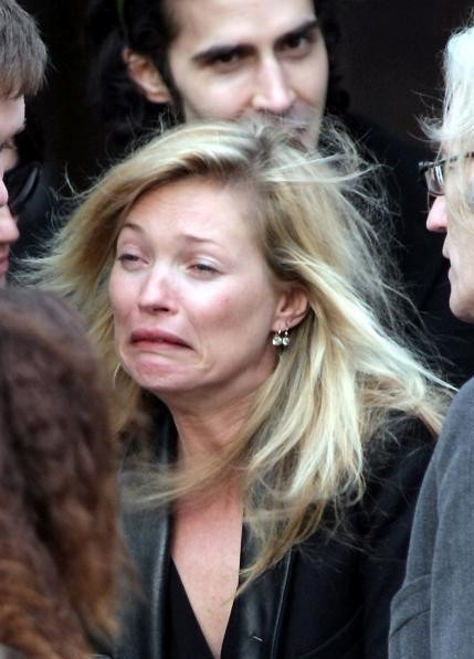Kate Moss se je zlomila na prijateljevem pogrebu