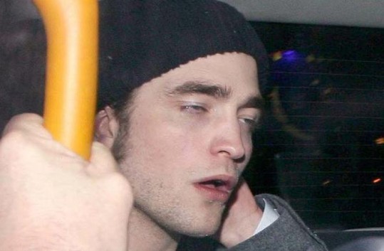 FOTO: Robert Pattinson tako pijan, da je komaj hodil