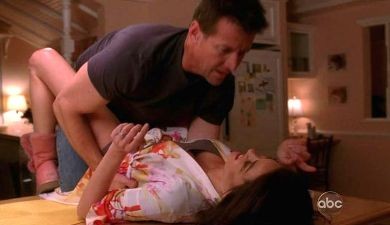 FOTO Seksi igrice Teri Hatcher v kuhinji