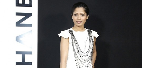 Eksotična Freida Pinto je novo Bondovo dekle