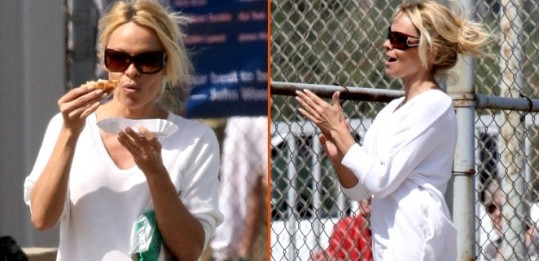 FOTO Pamela Anderson uživala v sočnem hamburgerju