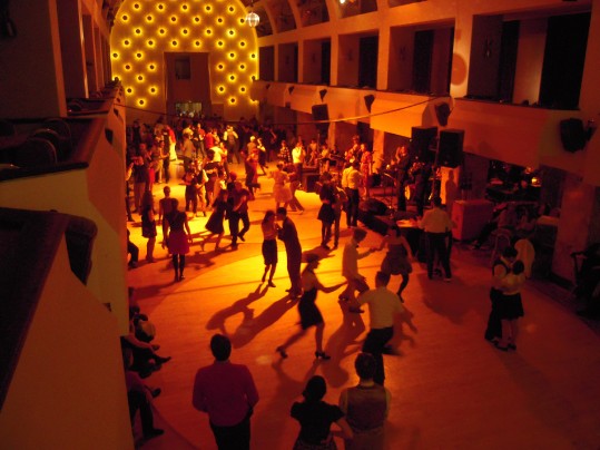 SweetSwing festival: Nostalgičen vikend evergreenov in jazz ritmov
