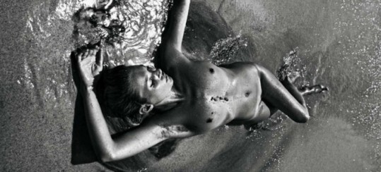 FOTO Kate Moss: Gola in mokra pred bivšim ljubimcem