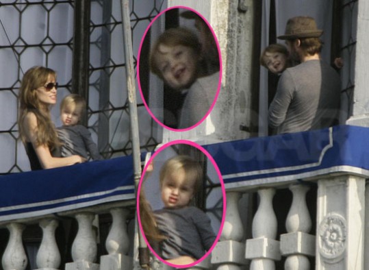 FOTO Dvojčka Jolie-Pitt pozdravila oboževalce v Benetkah