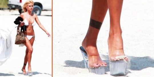 Shauna Sand še na plažo v porno sandalih