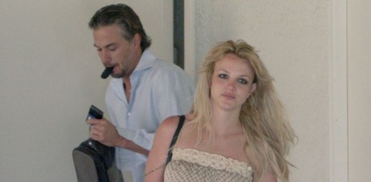 Britney se ne posvetuje s fantom