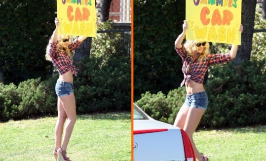 FOTO Cameron Diaz: V vročih hlačkah se ponuja za pranje avtomobila