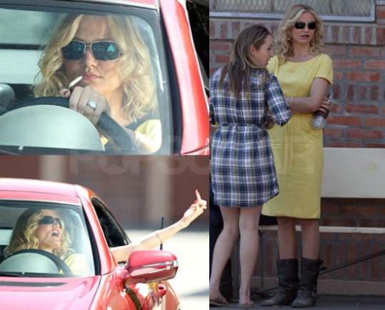FOTO Cameron Diaz s čikom v ustih iz avta kazala sredinec