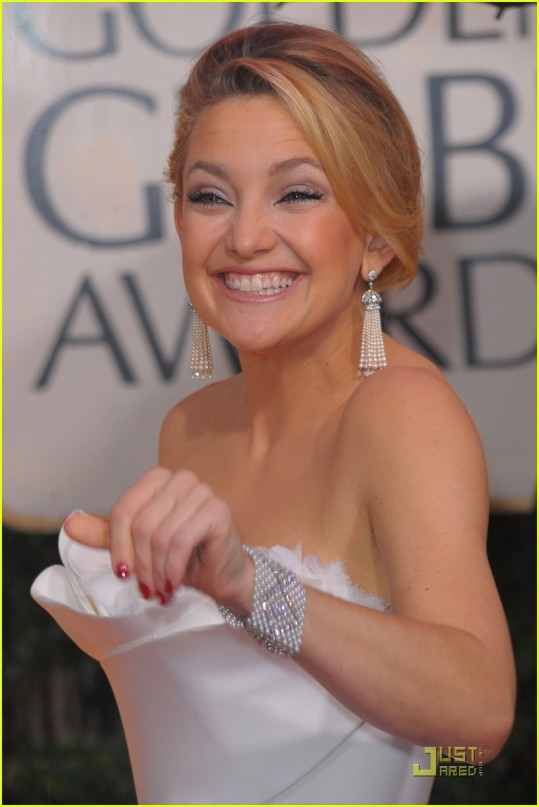 Kate Hudson žonglira s tremi moškimi