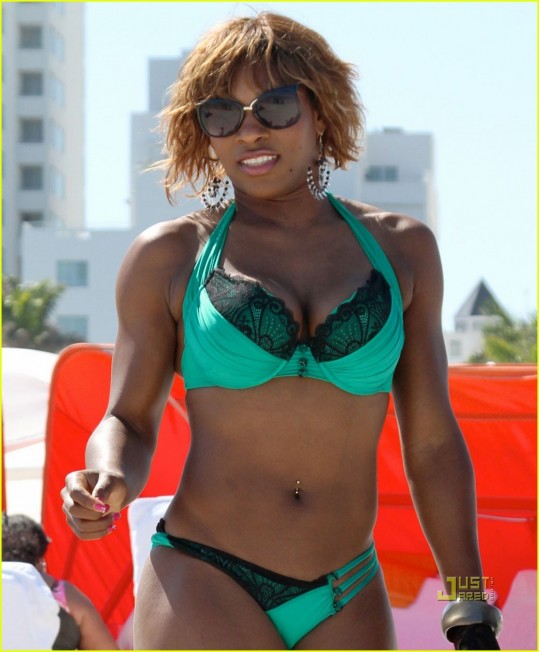 FOTO Serena Williams v bikinkah izgleda kot preveč mišičasti moški