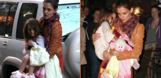 Katie Holmes 3-letno Suri na Broadway peljala v pižami in copatih