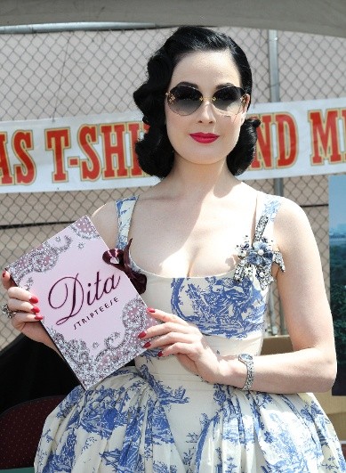 FOTO Kraljica burleske Dita von Teese bela kot mleko