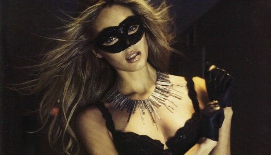 Candice Swanepoel se predstavi kot poredno dekle