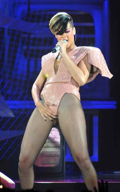 Rihanna: Kaj njena roka dela na mednožju?!
