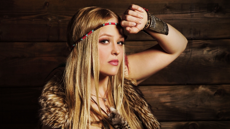 Raperka Nushy posnela kavbojski videospot