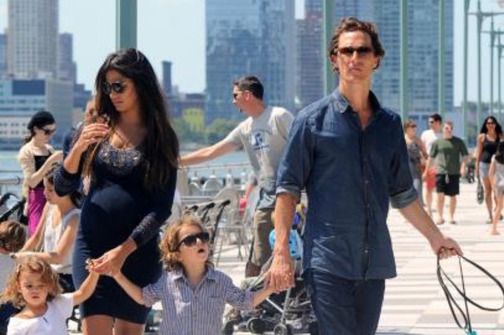 Matthew McConaughey razkril: Postal je očka sina Livingstona!