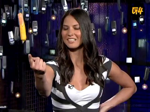 NEVERJETNO Seksi Olivia Munn v usta spravila celo hrenovko