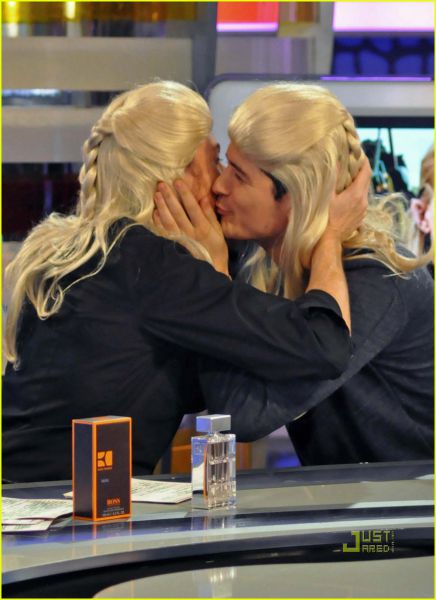 OPA! Orlando Bloom z dolgo blond lasuljo poljubljal moškega