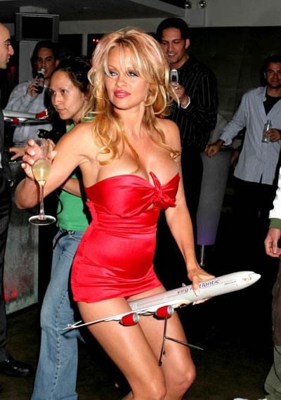HOT! Pamela Anderson: Najbolj seksi blondinka praznovala 43. rojstni dan