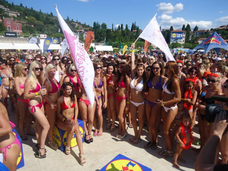 Slovenke v bikinkah Guinnessa niso ujele!