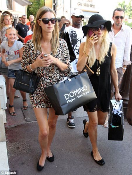 UJETA Paris Hilton: Žurirala z mlajšim manekenom
