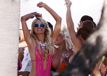 FOTO Paris Hilton v seksi kopalkah divje žurira na Ibizi