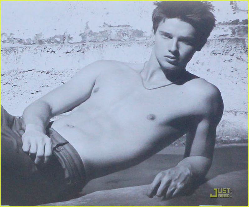 FOTO Patrick Schwarzenegger za kampanjo poziral zgoraj brez