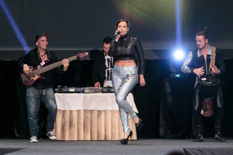 Opa! Maria Masle pokazala latino videz in svojega novega!
