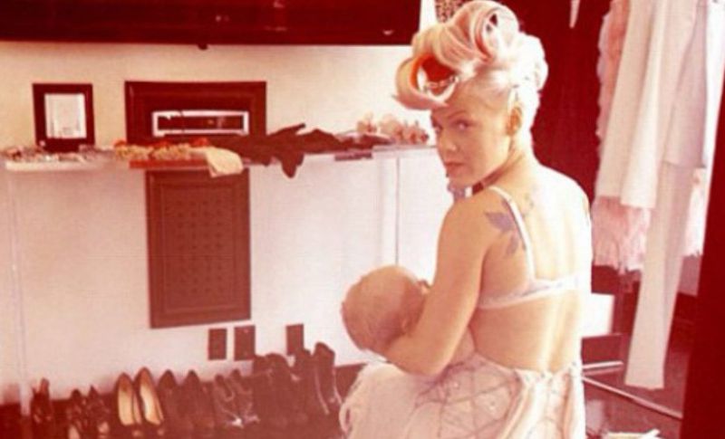 Pink prehitela paparace: Pozirala med dojenjem