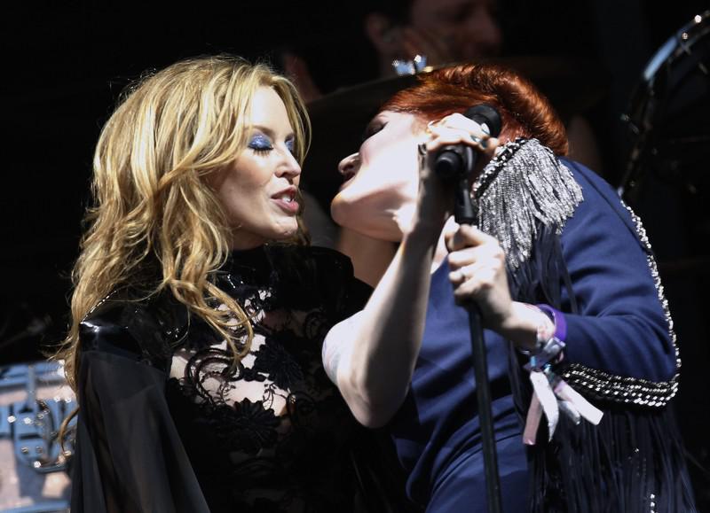 FOTO Kylie Minogue zelo seksi v čipkasti obleki brez modrčka